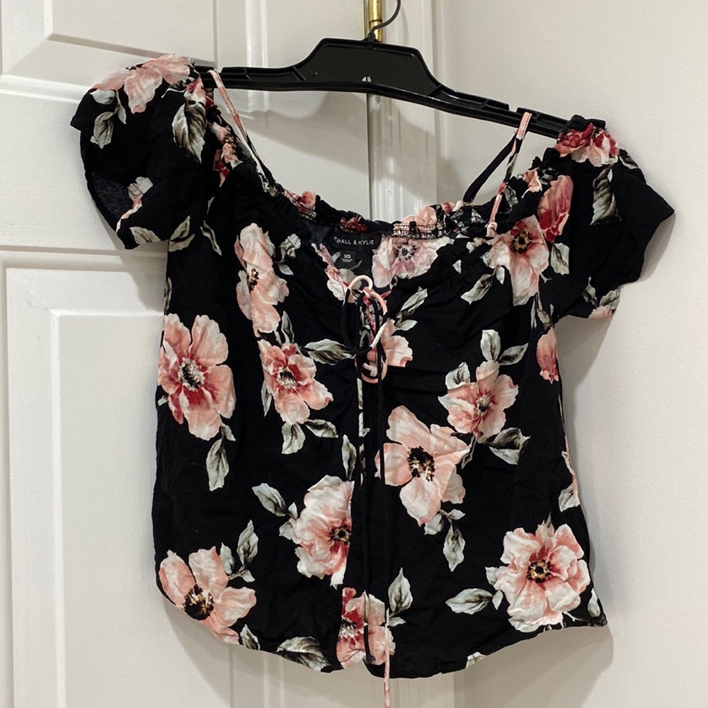 Junior’s size XS, Kendall and Kylie top.